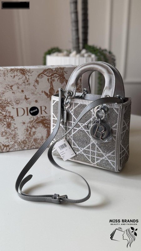 فضي مع كرستال