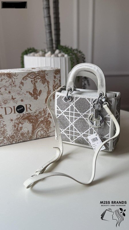 ابيض مع كرستال