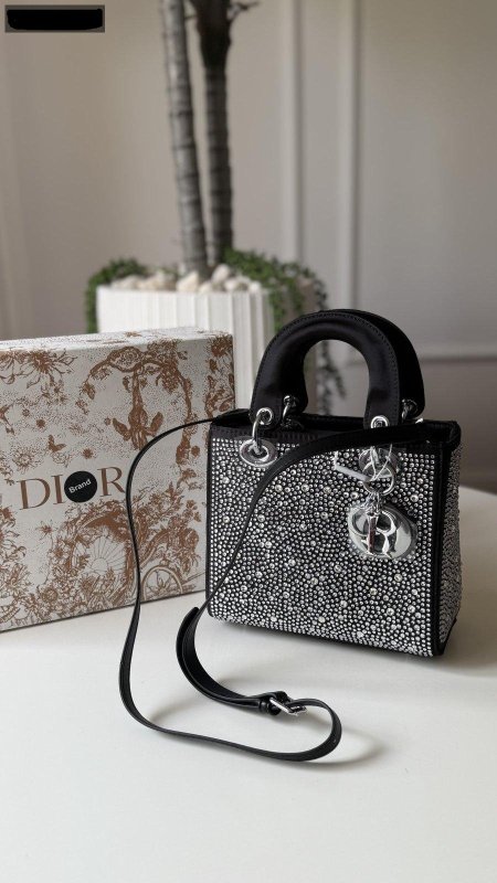 شنطة ليدي ديور  - Lady Dior limited edition  شامل علبة الشركة